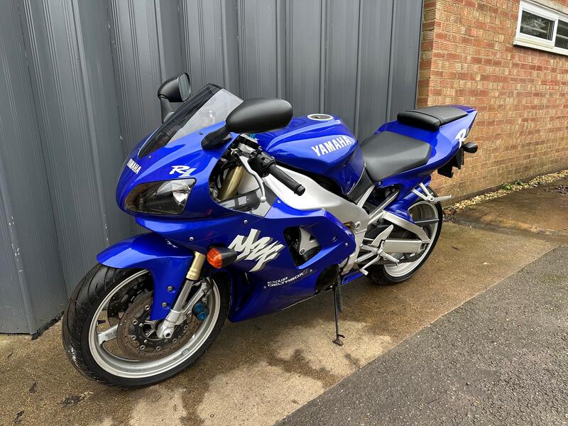 YAMAHA R1
