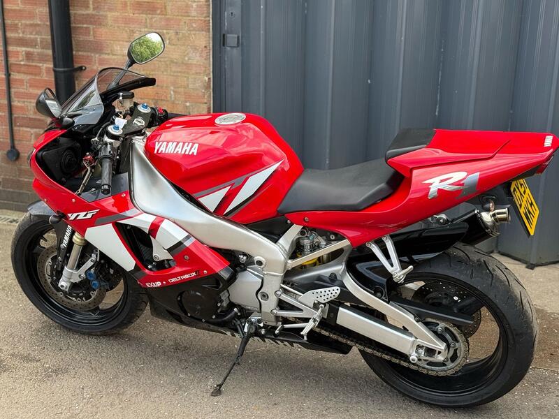 YAMAHA YZF-R1